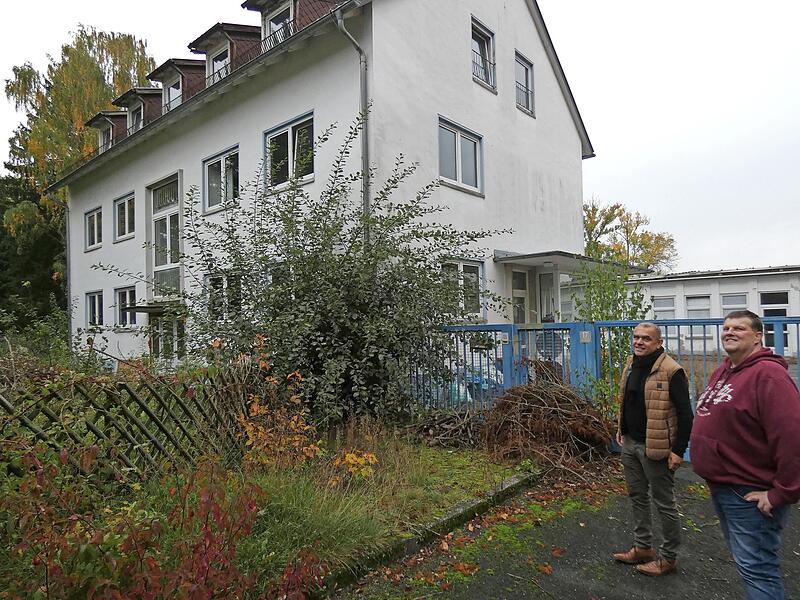 Das Mehrfamilienwohnhaus der früheren Firma Metzeler will ein Investor aus Nürnberg wieder zum Leben erwecken. Das Bild zeigt Bürgermeister Alexander Wunderlich (links) mit dem Verwalter der Immobilie, Peter Bauer.