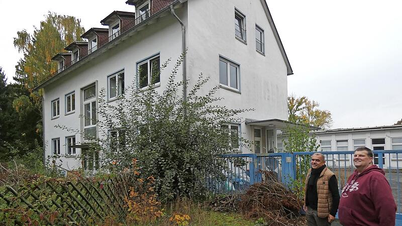 Das Mehrfamilienwohnhaus der früheren Firma Metzeler will ein Investor aus Nürnberg wieder zum Leben erwecken. Das Bild zeigt Bürgermeister Alexander Wunderlich (links) mit dem Verwalter der Immobilie, Peter Bauer.