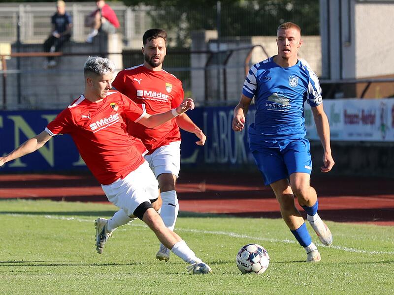 Mit 20 Jahren schon Anf&uuml;hrer und Kapit&auml;n des TSV Hirschaid: Jannik Bickel (rechts)