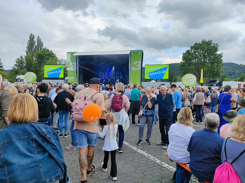 Im Vorprogramm spielt die Bayern 3-Band am Bleichrasen in Hammelburg.