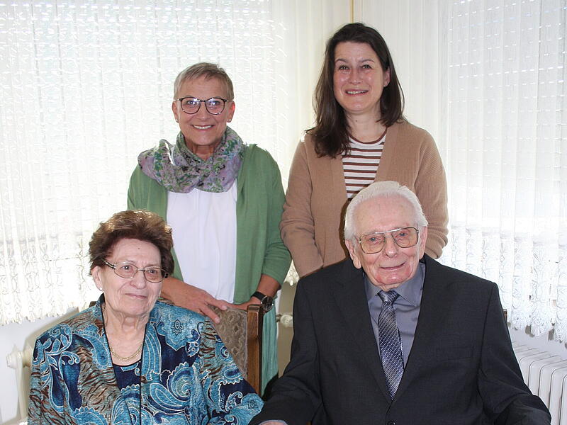 Vorne sitzend Micheal und Walburga Hirsch, dahinter als Gratulantinnen B&uuml;rgermeisterin Christiane Meyer (r.) und Vizelandr&auml;tin Rosi Kraus.