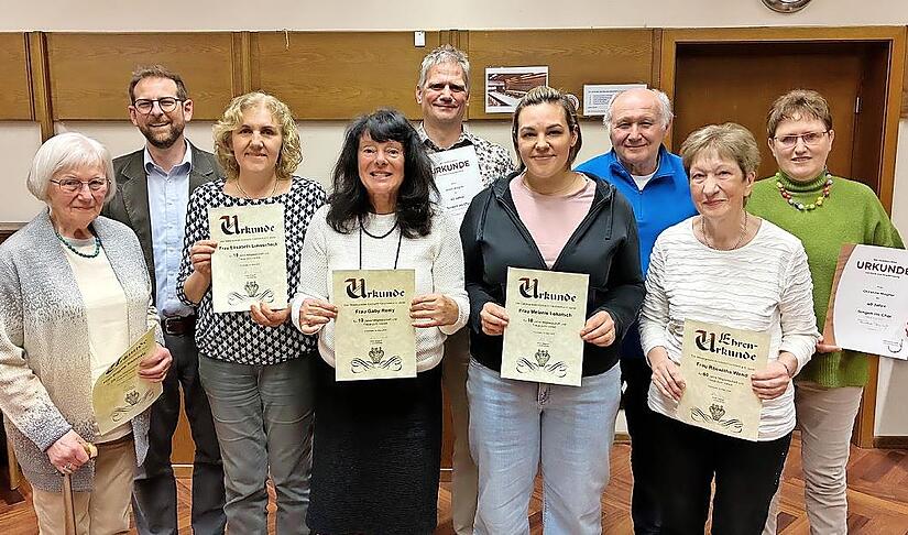 Beim Gesangverein Eintracht Forchheim standen Ehrungen an. Alwin Wagner (hinten M.) und Christine Wagner (r.) wurden dabei zu Ehrenmitgliedern ernannt.