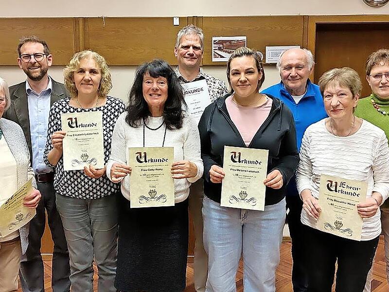 Beim Gesangverein Eintracht Forchheim standen Ehrungen an. Alwin Wagner (hinten M.) und Christine Wagner (r.) wurden dabei zu Ehrenmitgliedern ernannt.