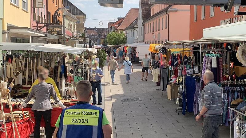 Zu wenig Platz f&uuml;r die Feuerwehr blieb beim Kirchweihmarkt.