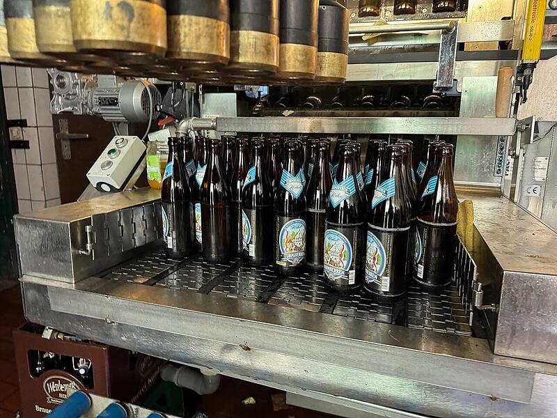 Hier rollen die Bierflaschen für die französischen Weihnachtsmärkte im Limousin vom Band in Oberreichenbach