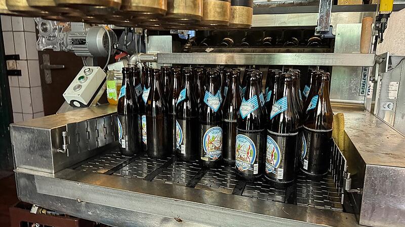 Hier rollen die Bierflaschen f&uuml;r die franz&ouml;sischen Weihnachtsm&auml;rkte im Limousin vom Band in Oberreichenbach