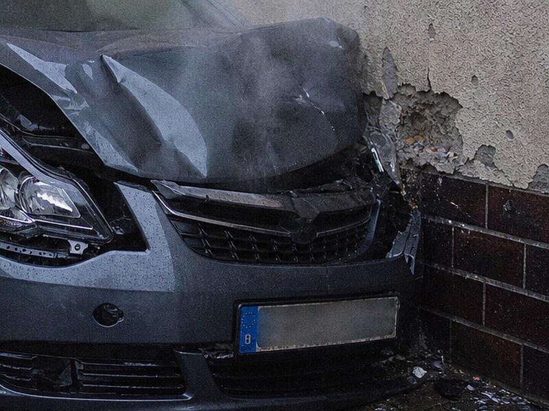 Autofahrerin im Kreis Kronach kracht gegen Hauswand - leicht verletzt im Krankenhaus Autofahrerin im Kreis Kronach kracht gegen Hauswand - leicht verletzt im Krankenhaus