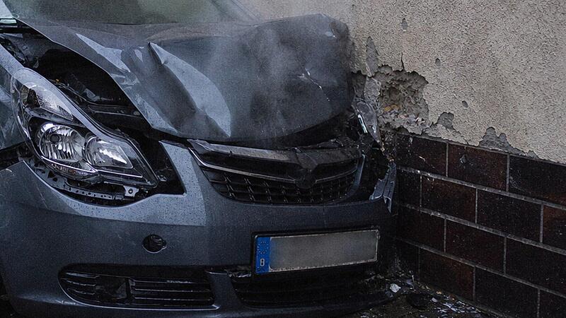 Autofahrerin im Kreis Kronach kracht gegen Hauswand - leicht verletzt im Krankenhaus Autofahrerin im Kreis Kronach kracht gegen Hauswand - leicht verletzt im Krankenhaus