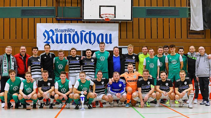 Die Finalisten beim Rundschau-Cup. Die Spieler des siegreichen VfR  Katschenreuth (gr&uuml;ne Trikots) und des Zweiten SSV Kasendorf (dunkle Trikots), haben sich f&uuml;rs Erinnerungsfoto durchgemischt. Man kennt sich nicht nur aus etlichen Bezirksliga-Duel...
