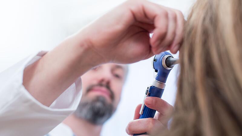 Ein Arzt untersucht eine Patientin