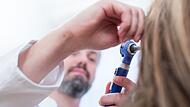 Ein Arzt untersucht eine Patientin