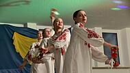 Nika, Mariia, Melana und Darya zeigten einen ukrainischen Tanz.