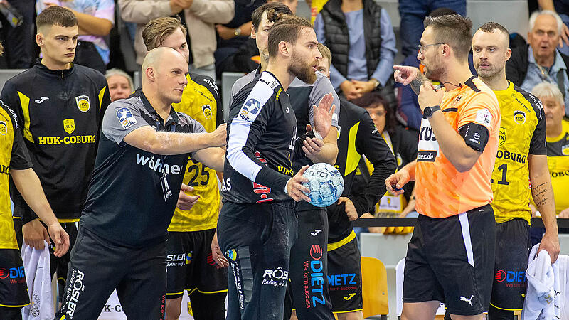 Petros Boukovinas beim emotionalen Austausch mit dem Schiedsrichter. Der HSC-Keeper war der Coburger Sieggarant. Petros Boukovinas beim emotionalen Austausch mit dem Schiedsrichter. Der HSC-Keeper war der Coburger Sieggarant.