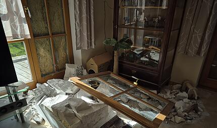 Der Fensterrahmen landete durch den Aufprall mitten im Wohnzimmer.Eine Schneise der Verw&uuml;stung - Verkehrsunfall in Unterrodach