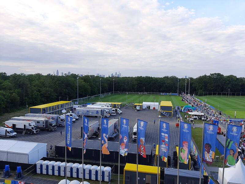 Noch immer strömen Fans zum Stadion. Im Hintergrund ist Mainhatten zu sehen. Noch immer strömen Fans zum Stadion. Im Hintergrund ist Mainhatten zu sehen.