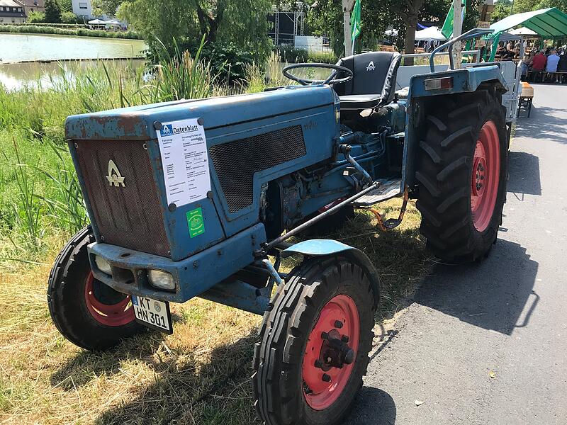 1000 Jahre Ailsbach: Die Oldtimer gl&auml;nzten und tuckerten um die Wette