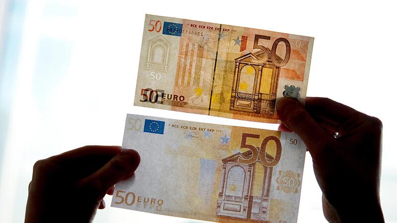 Der 22-jährige Angeklagte hat falsche Fünfziger bei sich gehabt. Der 22-jährige Angeklagte hat falsche Fünfziger bei sich gehabt.