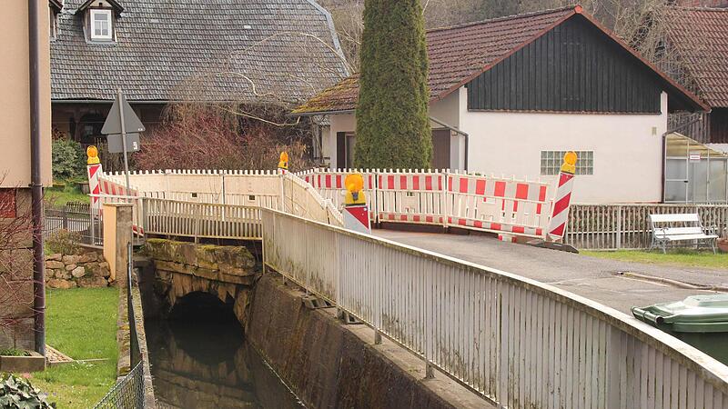 Seit 2019 ist der Hetschbach in Heldritt im Bereich „Zur Schwaige“ nur über eine provisorische Brücke zu überqueren. Geplant war, das Gewässer zu verrohren und ein Brückenbauwerk überflüssig zu machen. Ob es soweit kommt, steht in den Sternen, nac...