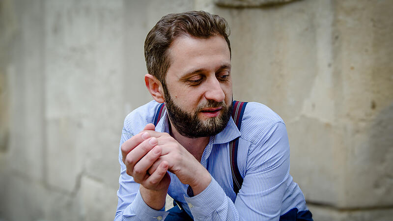 Als K&uuml;nstler will Simon Rosenthal ein Fr&uuml;hwarnsystem f&uuml;r gesellschaftliche Fehlentwicklungen sein.