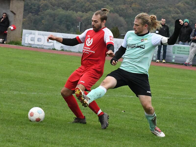 Spektakulär ging es beim Match zwischen der SG Oberthulba/Hassenbach sowie der SG Sulzthal/Ramsthal zur Sache beim 3:3-Unentschieden. In dieser Szene duellieren sich Oberthulbas Markus Kaufmann (links) und Sulzthals Philipp Hesselbach.