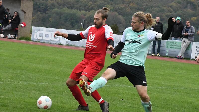 Spektakulär ging es beim Match zwischen der SG Oberthulba/Hassenbach sowie der SG Sulzthal/Ramsthal zur Sache beim 3:3-Unentschieden. In dieser Szene duellieren sich Oberthulbas Markus Kaufmann (links) und Sulzthals Philipp Hesselbach.