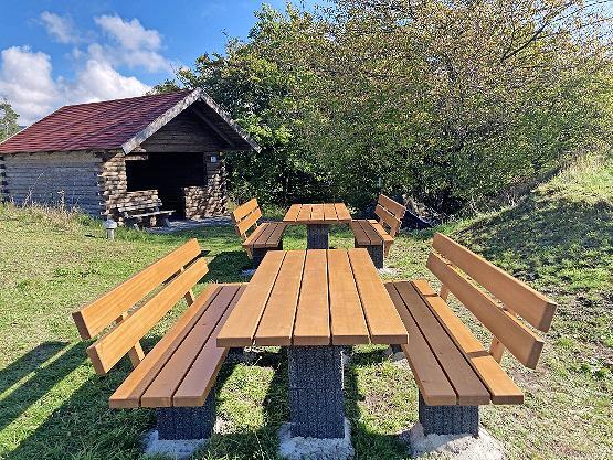 Eine neue stabile und angenehme Rastmöglichkeit bietet sich den Wanderern. Eine neue stabile und angenehme Rastmöglichkeit bietet sich den Wanderern.