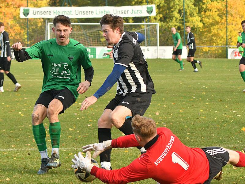 Der Burgkunstadter Schlussmann Leon Thum schnappt sich den Ball bevor der Arnsteiner Julian Betz (l.), der sich im Laufduell mit Nils Straten befindet, an den Ball kommt.