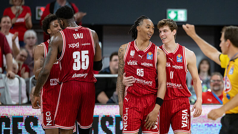 Richard Balint (rechts) und Austin Crowley feiern einen Korb.