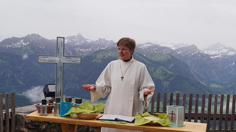 Gemeindereferentin Barbara Voll zelebrierte den Berggottesdienst. Gemeindereferentin Barbara Voll zelebrierte den Berggottesdienst.