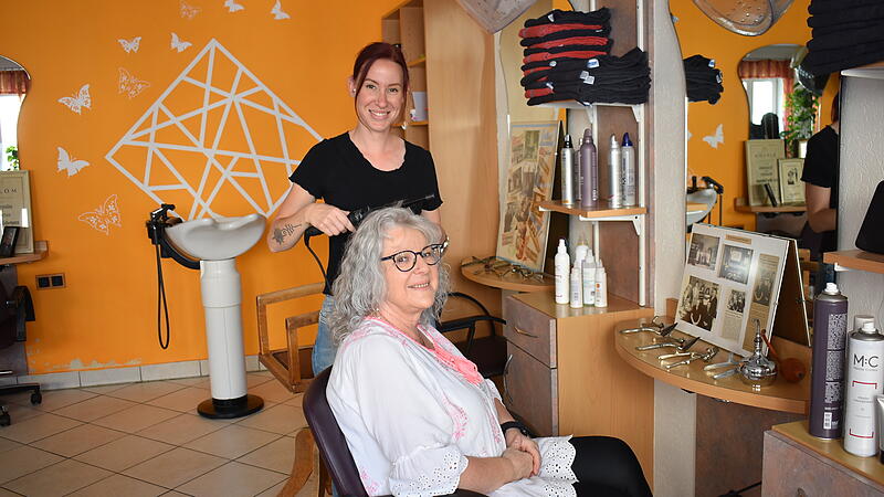 Heidi Lomitschka, geborene Kellermann, lässt sich von ihrer Tochter Denise auch mal frisieren. Die beiden führen das Geschäft in Gräfenberg in dritter und vierter Generation fort. Für beide war das nie eine Frage.Forchheim & Fränkische Schweiz Heidi Lomitschka, geborene Kellermann, lässt sich von ihrer Tochter Denise auch mal frisieren. Die beiden führen das Geschäft in Gräfenberg in dritter und vierter Generation fort. Für beide war das nie eine Frage.