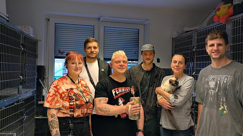 Die Freundesgruppe aus M&uuml;nnerstadt spendet den Erl&ouml;s ihres Getr&auml;nkeverkaufs im Schlosshof beim Stadtfest immer an das Tierheim Wannigsm&uuml;hle.