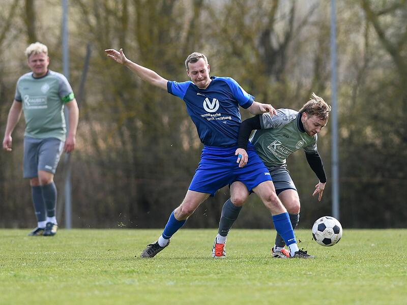Felix Zeiß (l.) von der SG Unterhohenried/Sylbach und der Augsfelder Philipp Geßendorfer kämpfen um den Ball. Felix Zeiß (l.) von der SG Unterhohenried/Sylbach und der Augsfelder Philipp Geßendorfer kämpfen um den Ball.