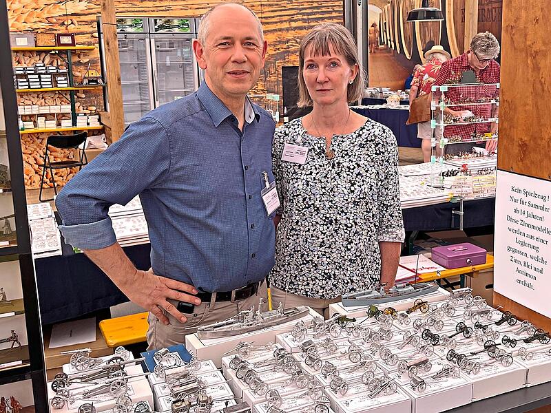 Martin Leesch, Vorsitzender des Fördervereins Deutsches Zinnfigurenmuseum, mit seiner Frau bei der letzten Zinnfigurenbörse in Kulmbach 2024.Wolfgang Schoberth Martin Leesch, Vorsitzender des Fördervereins Deutsches Zinnfigurenmuseum, mit seiner Frau bei der letzten Zinnfigurenbörse in Kulmbach 2024.Wolfgang Schoberth