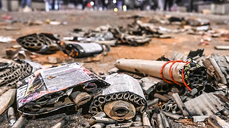 Die Bamberger haben es in der Silvesternacht ordentlich krachen und leuchten lassen, was an den Hinterlassenschaften wie hier an der Kettenbrücke zu sehen war.