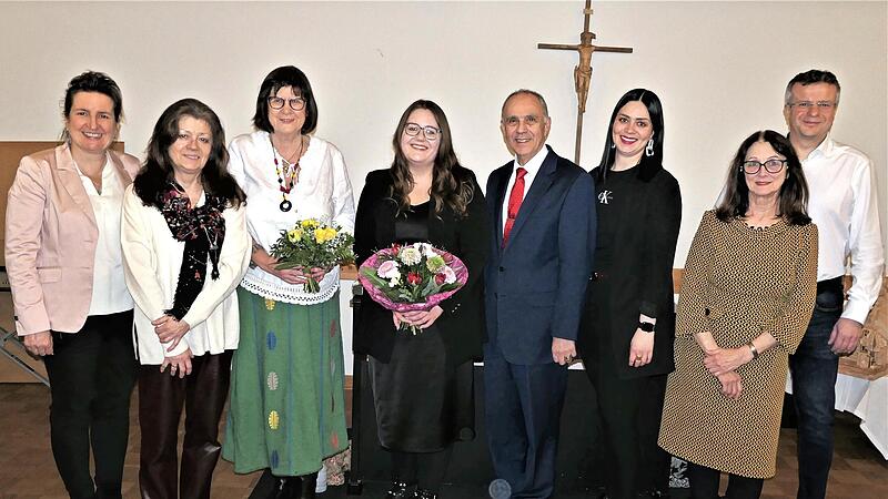 FU-Kreisvorsitzende Doris Leithner-Bisani (von links) und die stellvertretenden FU-Vorsitzenden Karin Thomas und Margret Schoberth mit der neuen Vorsitzenden der Frauen Union Marktleugast, Rebecca Turbanisch. Rechts daneben Bürgermeister Franz Uom... FU-Kreisvorsitzende Doris Leithner-Bisani (von links) und die stellvertretenden FU-Vorsitzenden Karin Thomas und Margret Schoberth mit der neuen Vorsitzenden der Frauen Union Marktleugast, Rebecca Turbanisch. Rechts daneben Bürgermeister Franz Uom...