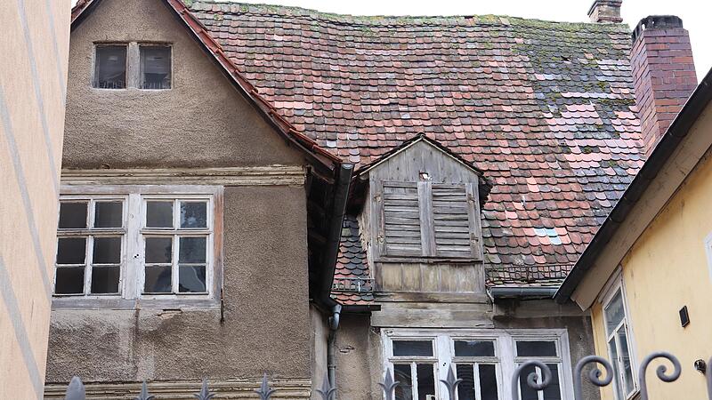 Platz für Solarmodule wäre genug auf diesem Gebäude in der Kitzinger Herrnstraße, das die Stadt gekauft hat. Leider lassen die Bausubstanz und mehr noch die Gestaltungssatzung das nicht zu. Platz für Solarmodule wäre genug auf diesem Gebäude in der Kitzinger Herrnstraße, das die Stadt gekauft hat. Leider lassen die Bausubstanz und mehr noch die Gestaltungssatzung das nicht zu.