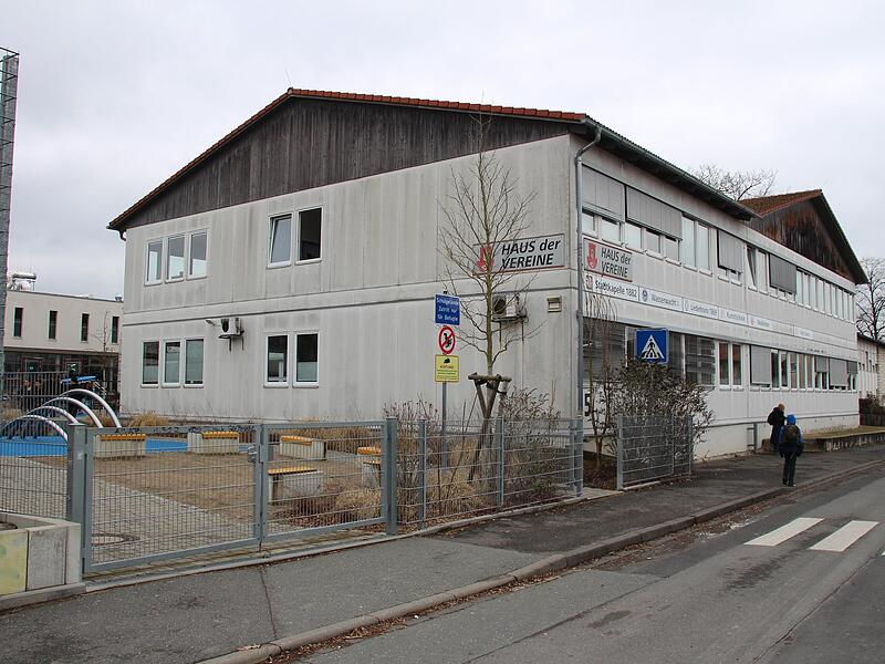 Elf Klassen sind in dem Provisorium &bdquo;Haus der Vereine&ldquo; untergebracht, das einst als Interimsgeb&auml;ude f&uuml;r die Realschule diente. F&uuml;r einen Erweiterungsbau soll die in die Jahre gekommene Holzkonstruktion weichen.