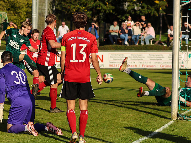 Der Friesener Nils Volk fackelt nicht lange und zieht aus f&uuml;nf Metern ab. Keeper Christian Rupp ist bereits geschlagen und auch die Abwehrspieler k&ouml;nnen nicht retten.