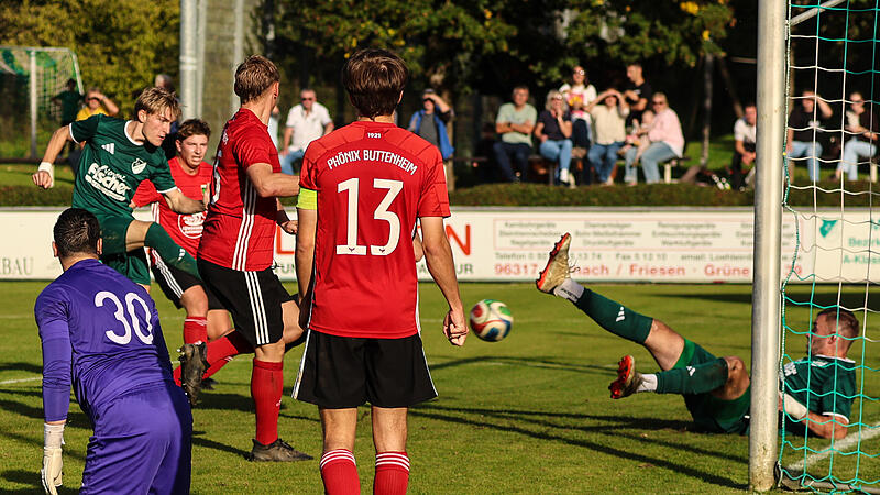 Der Friesener Nils Volk fackelt nicht lange und zieht aus fünf Metern ab. Keeper Christian Rupp ist bereits geschlagen und auch die Abwehrspieler können nicht retten. Der Friesener Nils Volk fackelt nicht lange und zieht aus fünf Metern ab. Keeper Christian Rupp ist bereits geschlagen und auch die Abwehrspieler können nicht retten.