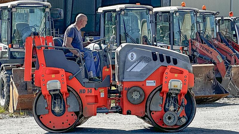 Die Maschinen rollen derzeit nach und nach vom Hof der Stadtsteinacher Firma G&uuml;nther-Bau.