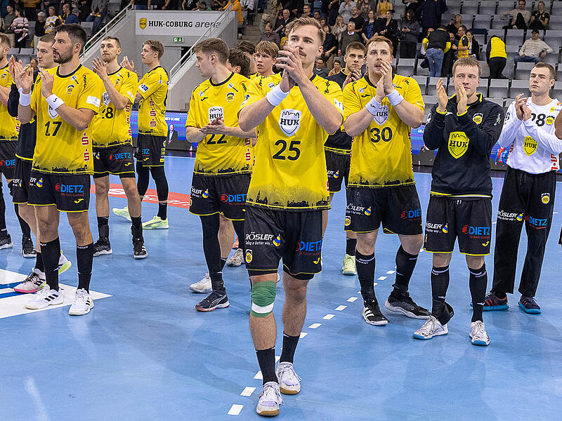 Enttäuschte Gesichter beim HSC Coburg (hier nach der 23:26-Niederlage im Pokal). Enttäuschte Gesichter beim HSC Coburg (hier nach der 23:26-Niederlage im Pokal).