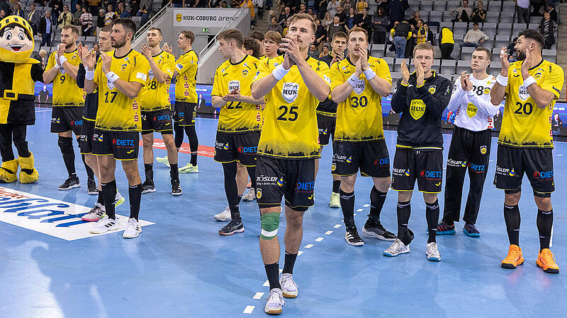Enttäuschte Gesichter beim HSC Coburg (hier nach der 23:26-Niederlage im Pokal). Enttäuschte Gesichter beim HSC Coburg (hier nach der 23:26-Niederlage im Pokal).