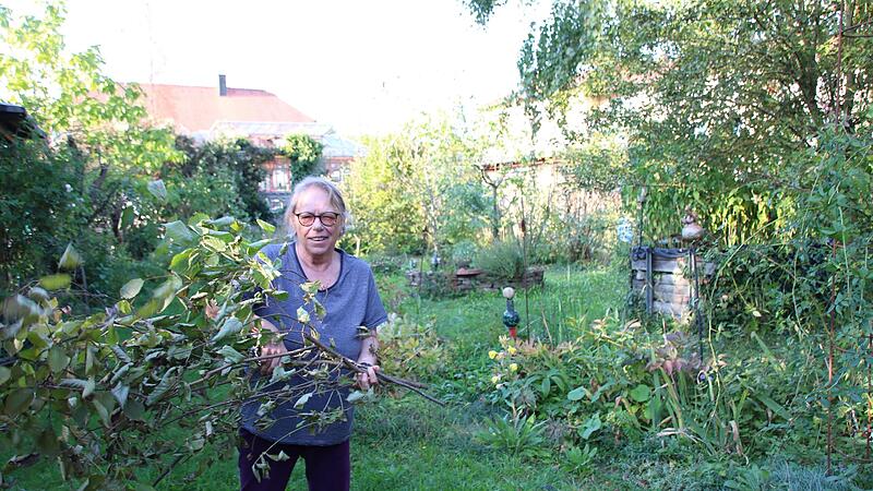Kleinere Arbeiten in ihrem großen Garten kann Mona Schreiber noch selbst erledigen. Wenn es ihr aber zu schwer wird, nimmt die 76-Jährige gerne die Nachbarschaftshilfe des Hammelburger Tauschrings in Anspruch. Im Gegenzug backt sie dafür zum Beisp...