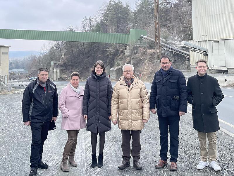 Beim Ortstermin (von links) Marcus Ott (Zweiter Bürgermeister Kupferberg), Doris Leithner-Bisani (Bürgermeisterin Ludwigschorgast), MdB Emmi Zeulner, Harald Michel (Bürgermeister Kupferberg), Staatssekretär Martin Schöffel, MdL, Frederik Barth (Kr...