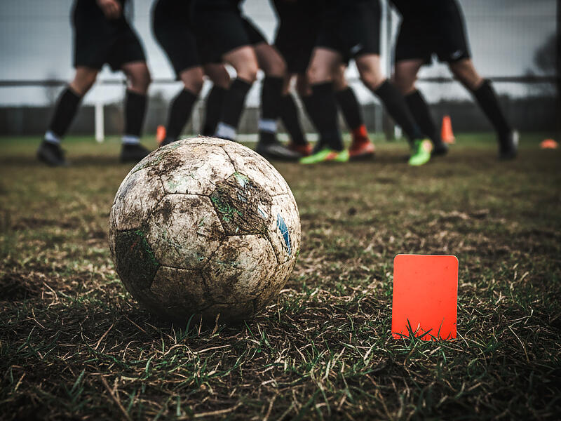 Rote Karte und Polizei beim Fu&szlig;ballspiel Oberwohlsbach gegen T&uuml;rkg&uuml;c&uuml; Neustadt