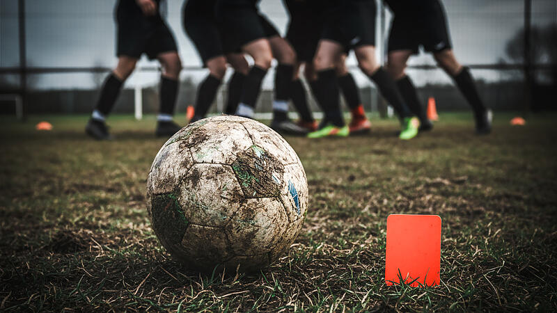 Rote Karte und Polizei beim Fußballspiel Oberwohlsbach gegen Türkgücü Neustadt