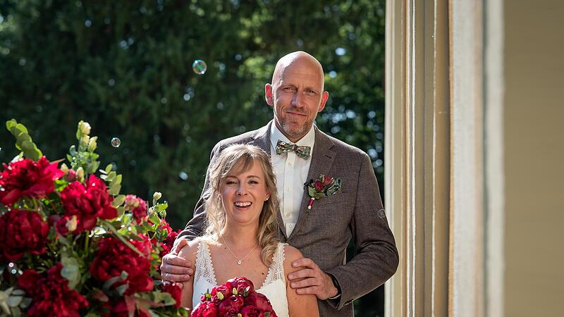 Auf den Hochzeitsfotos von Michaela und Oliver   wirkt das Paar richtig gl&uuml;cklich. Ihre gute Stimmung haben sie sich auch f&uuml;nf Monate nach dem Fest bewahrt.