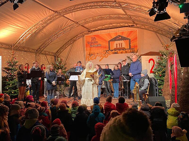 Die Eröffnung des Weihnachtsmarkts in Herzogenaurach 2022 – so festlich wird die Eröffnung wohl auch in diesem Jahr sein. Die Eröffnung des Weihnachtsmarkts in Herzogenaurach 2022 – so festlich wird die Eröffnung wohl auch in diesem Jahr sein.