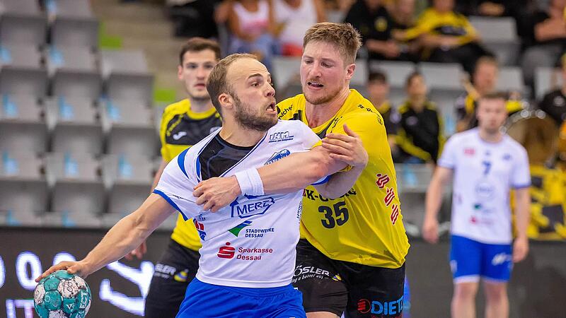 Hier geblieben: Der Coburger Jan Sch&auml;ffer (re.) im Zweikampf mit dem Dessauer Vincent Sohmann. Nach der Niederlage gegen den DRHV gastiert der HSC in D&uuml;sseldorf beim HC Motor Zaporizhzhia.