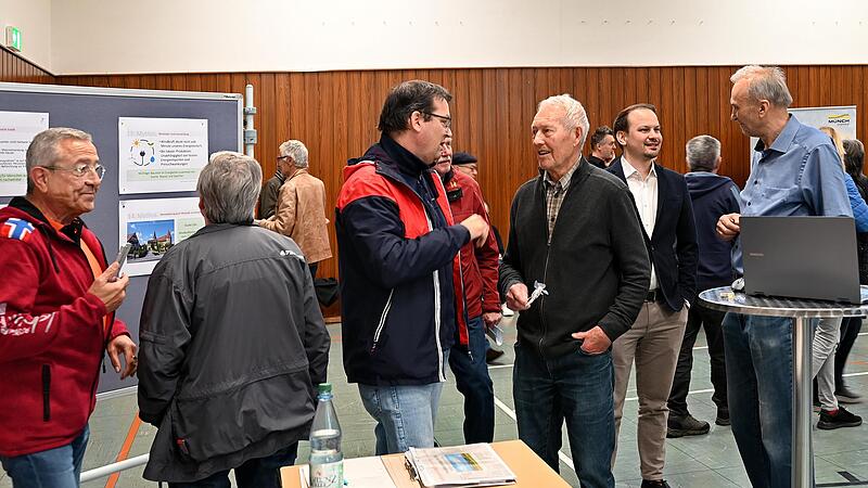 Viele Besucher nahmen das Angebot wahr, sich an den Infost&auml;nden zu informieren.Forchheim & Fr&auml;nkische Schweiz